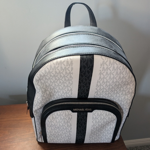 Michael kors backpack and wallet - Picture 2 of 8